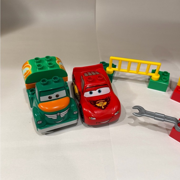 LEGO duplo Disney Cars McQueen  Building Set - Red and Green - Picture 3 of 5